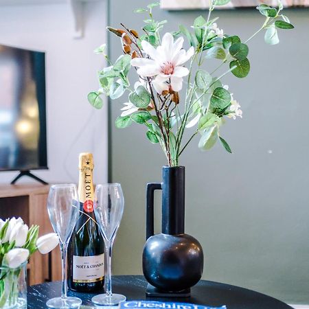 New! Stunning 2-Bed City-Centre Home In Chester By 53 Degrees Property - Ideal For Couples & Groups - Sleeps 6! מראה חיצוני תמונה
