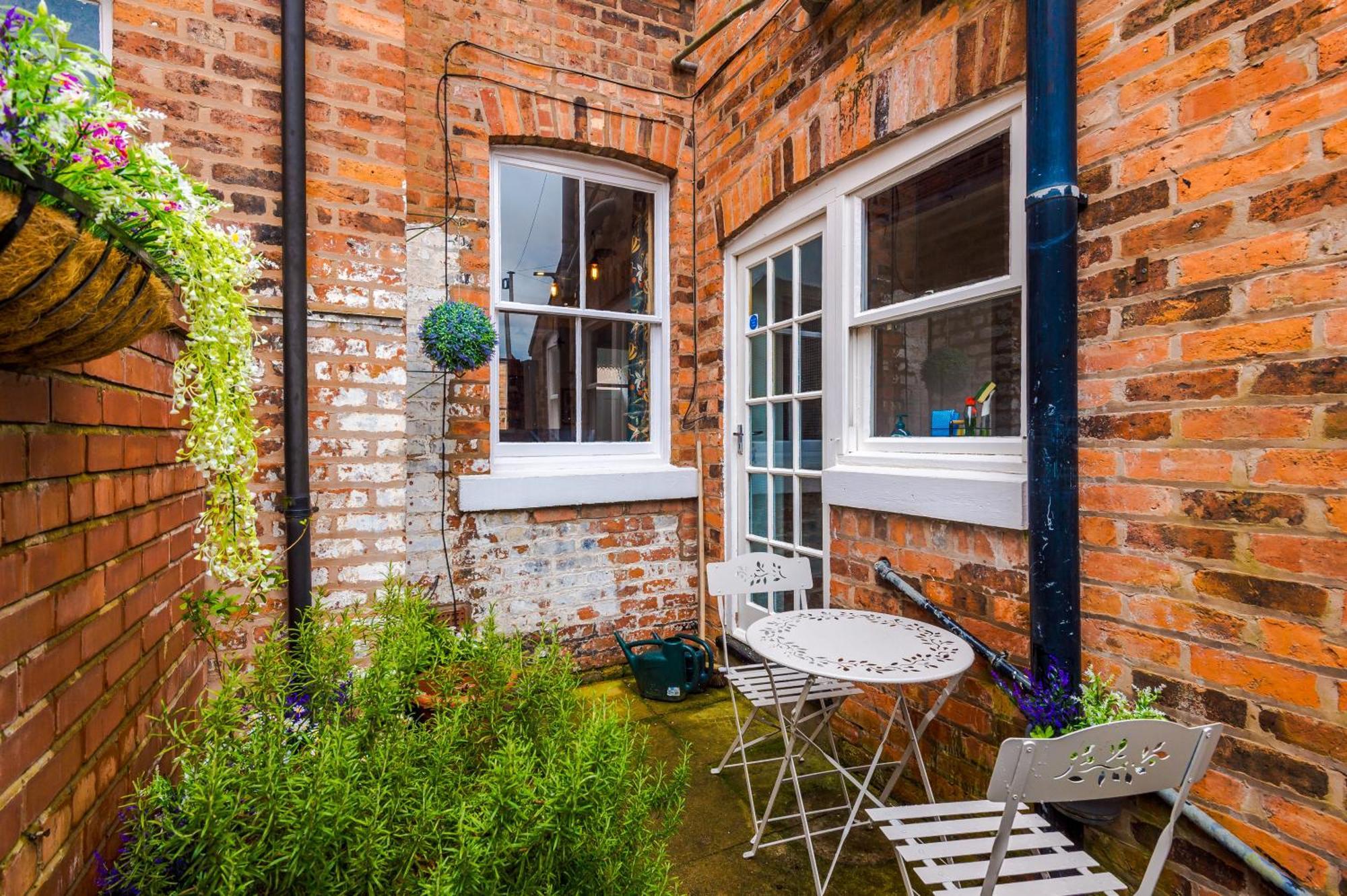 New! Stunning 2-Bed City-Centre Home In Chester By 53 Degrees Property - Ideal For Couples & Groups - Sleeps 6! מראה חיצוני תמונה